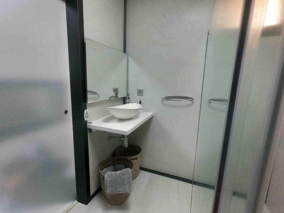 Con Diseno Moderno Y Piscina