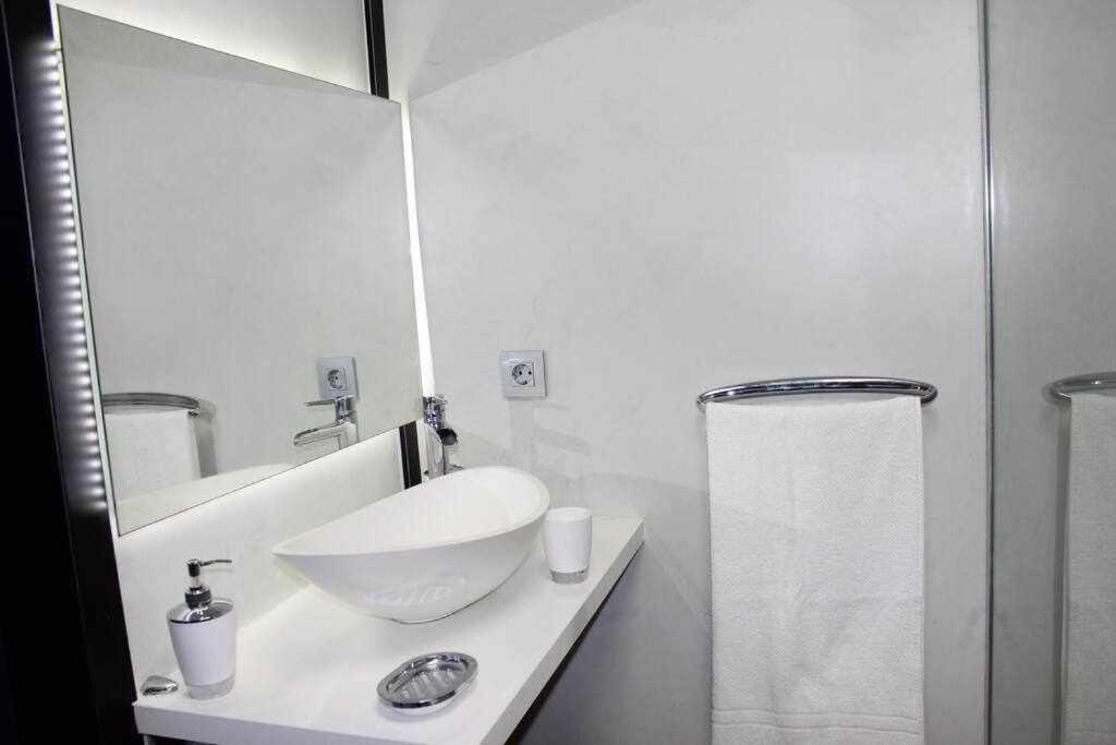 Appartement Con Diseno Moderno Y Piscina *