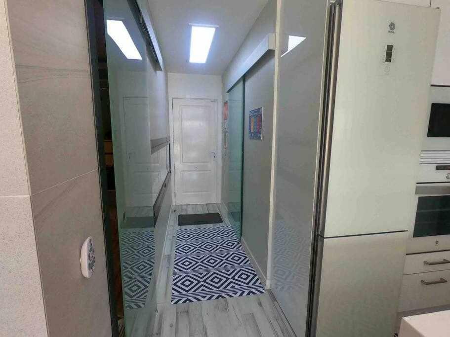 Con Diseno Moderno Y Piscina *