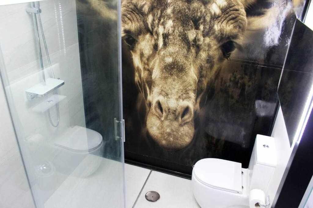 Con Diseno Moderno Y Piscina Appartement *