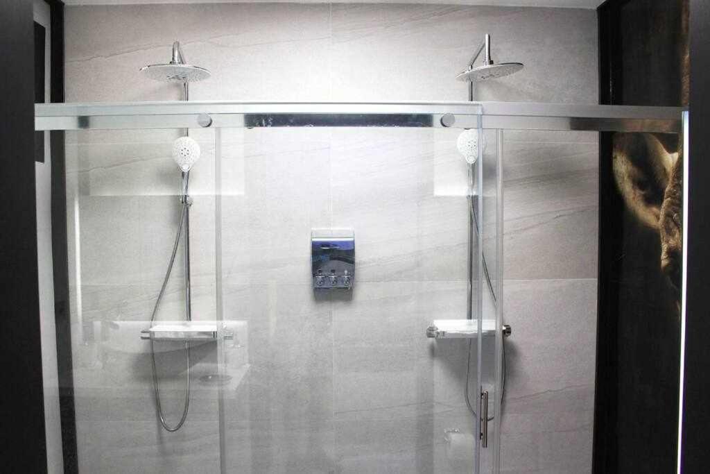 Con Diseno Moderno Y Piscina Appartement *