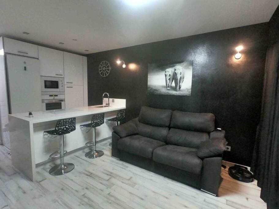 Con Diseno Moderno Y Piscina