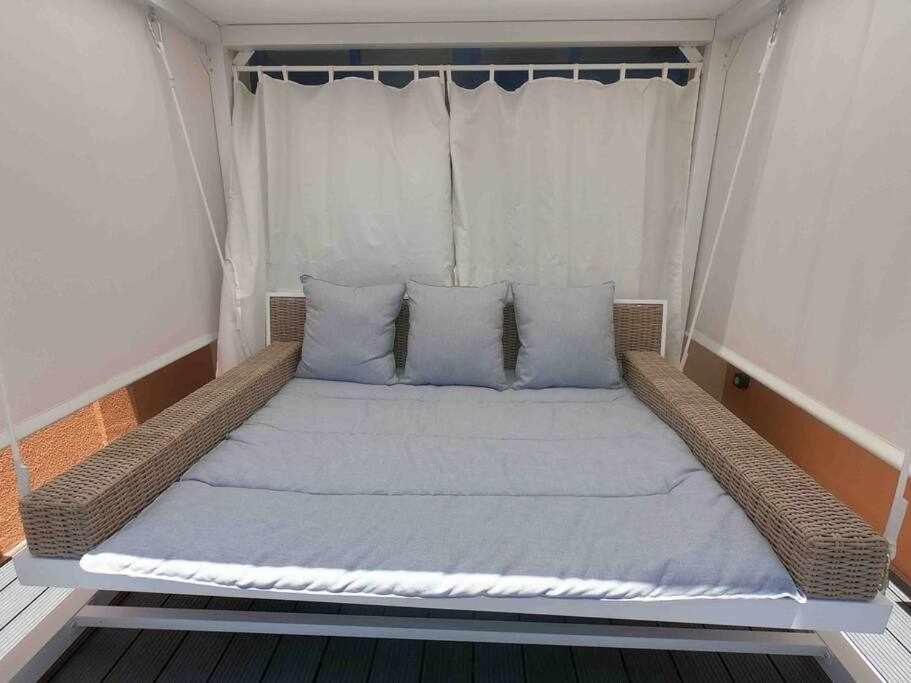 Con Diseno Moderno Y Piscina Appartement