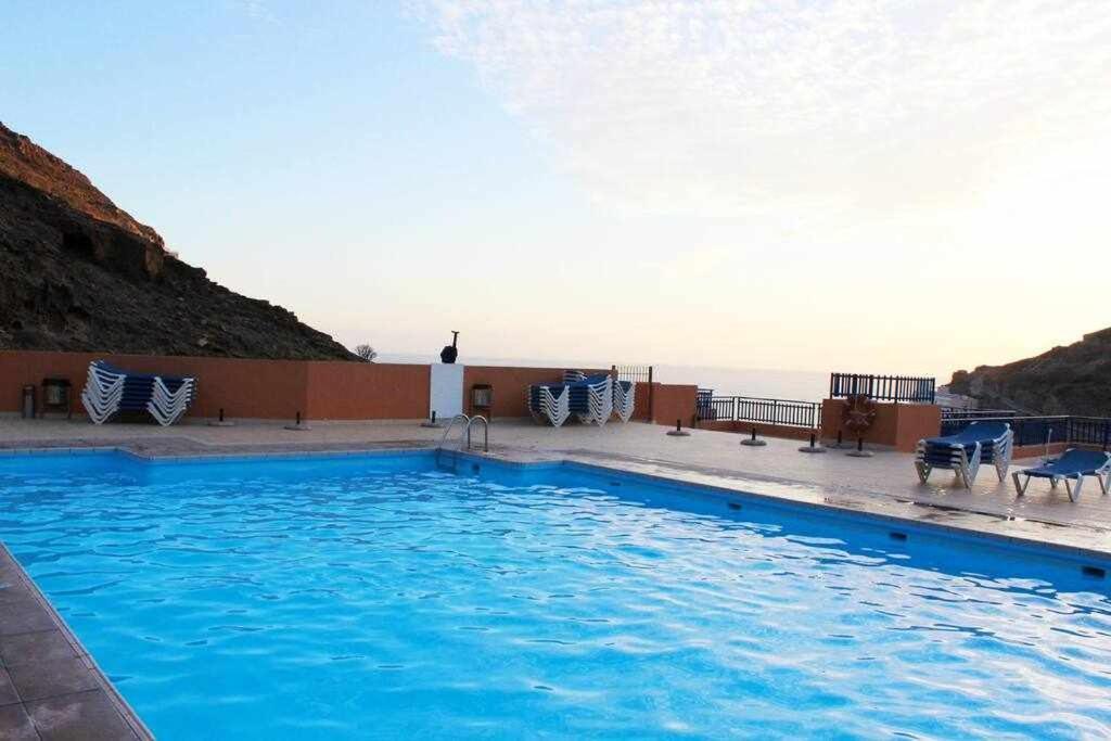 Con Diseno Moderno Y Piscina