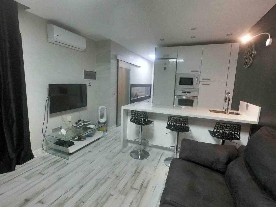 Con Diseno Moderno Y Piscina Appartement *