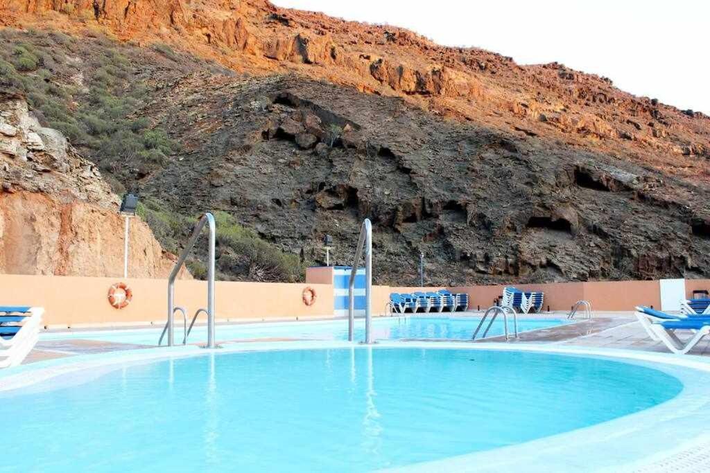 Con Diseno Moderno Y Piscina