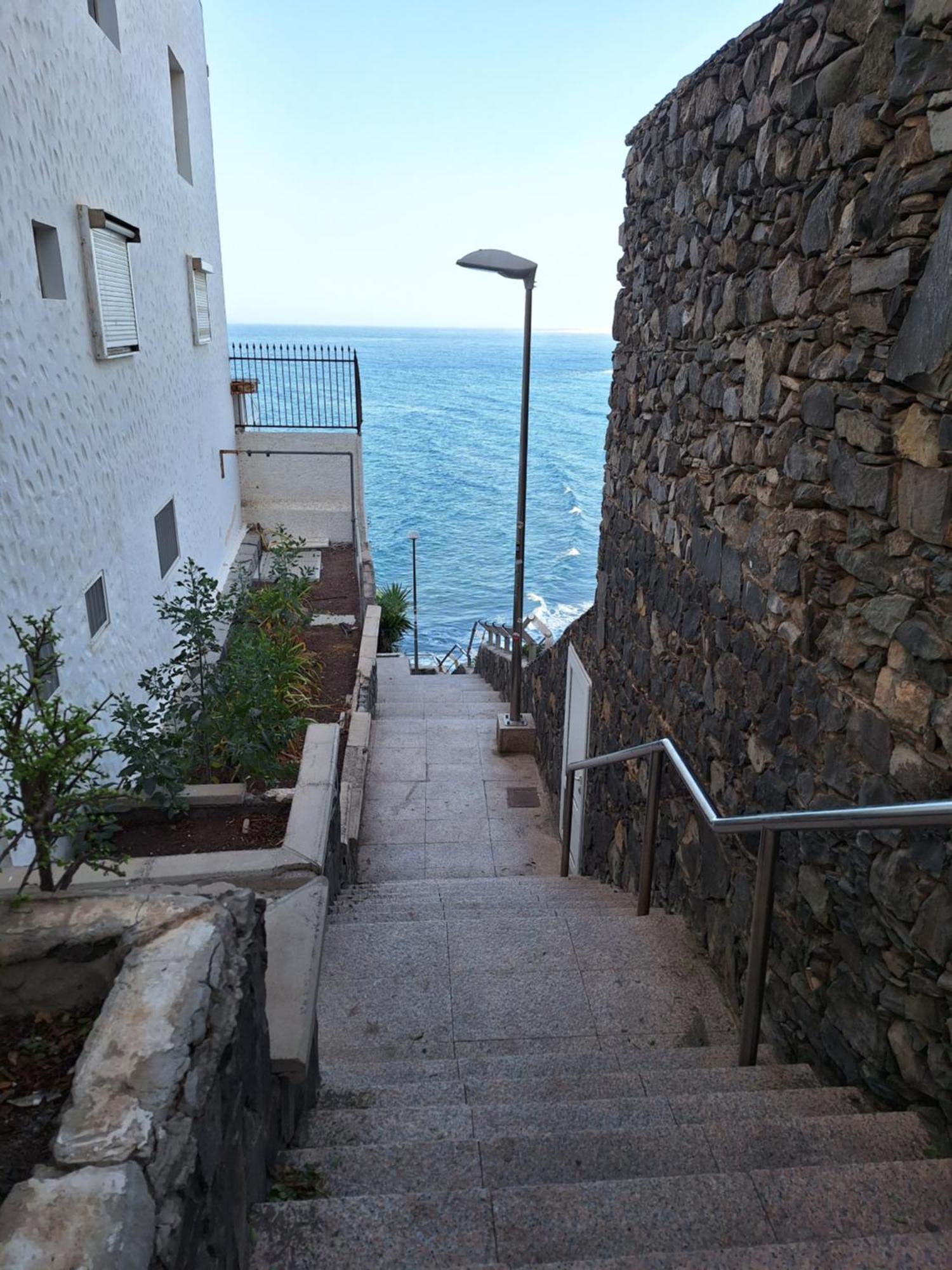 White And Quiet! Modern In San Agustin Apartment *