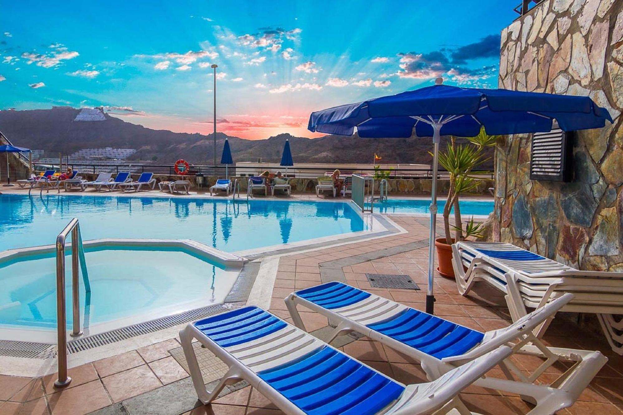 With Jacuzzi And Pool Access *