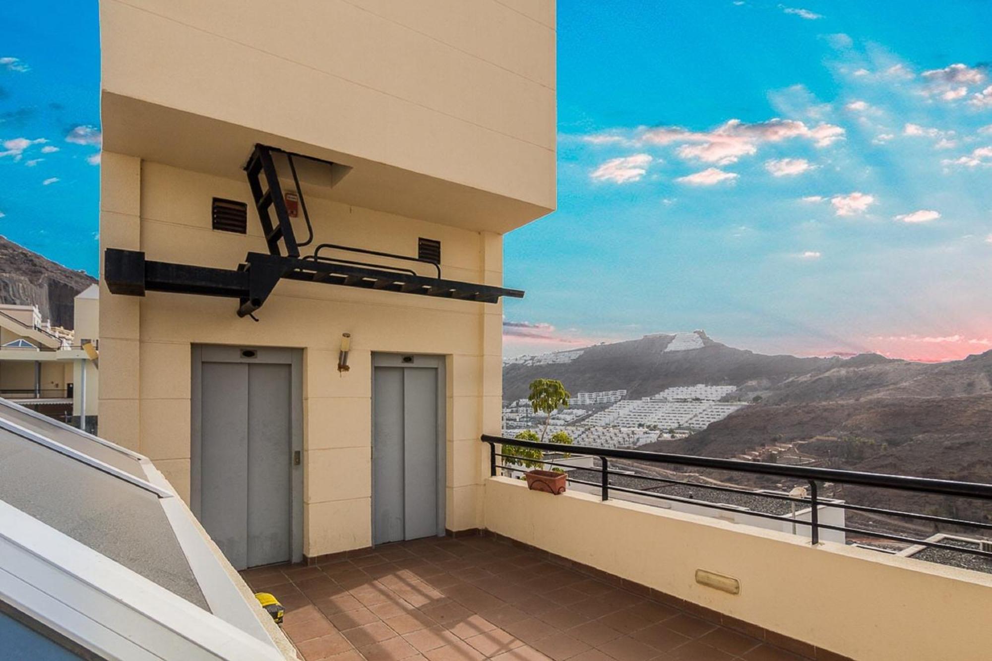 With Jacuzzi And Pool Access *