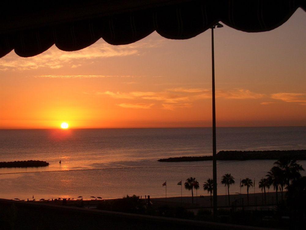 Apartamentos Amadores Beach Apartment *