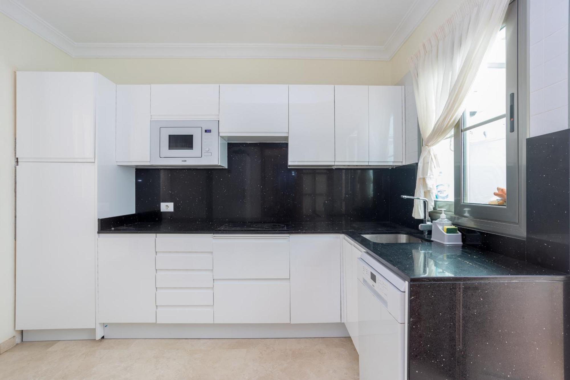 3br Valley Dreamhouse -solarium Terrace Aircon & Parking Apartment