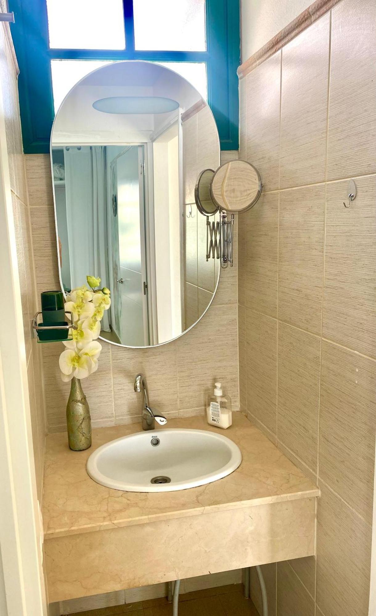 Apartment Laura Near Europa Center And Amadores Beach, Free Wifi *