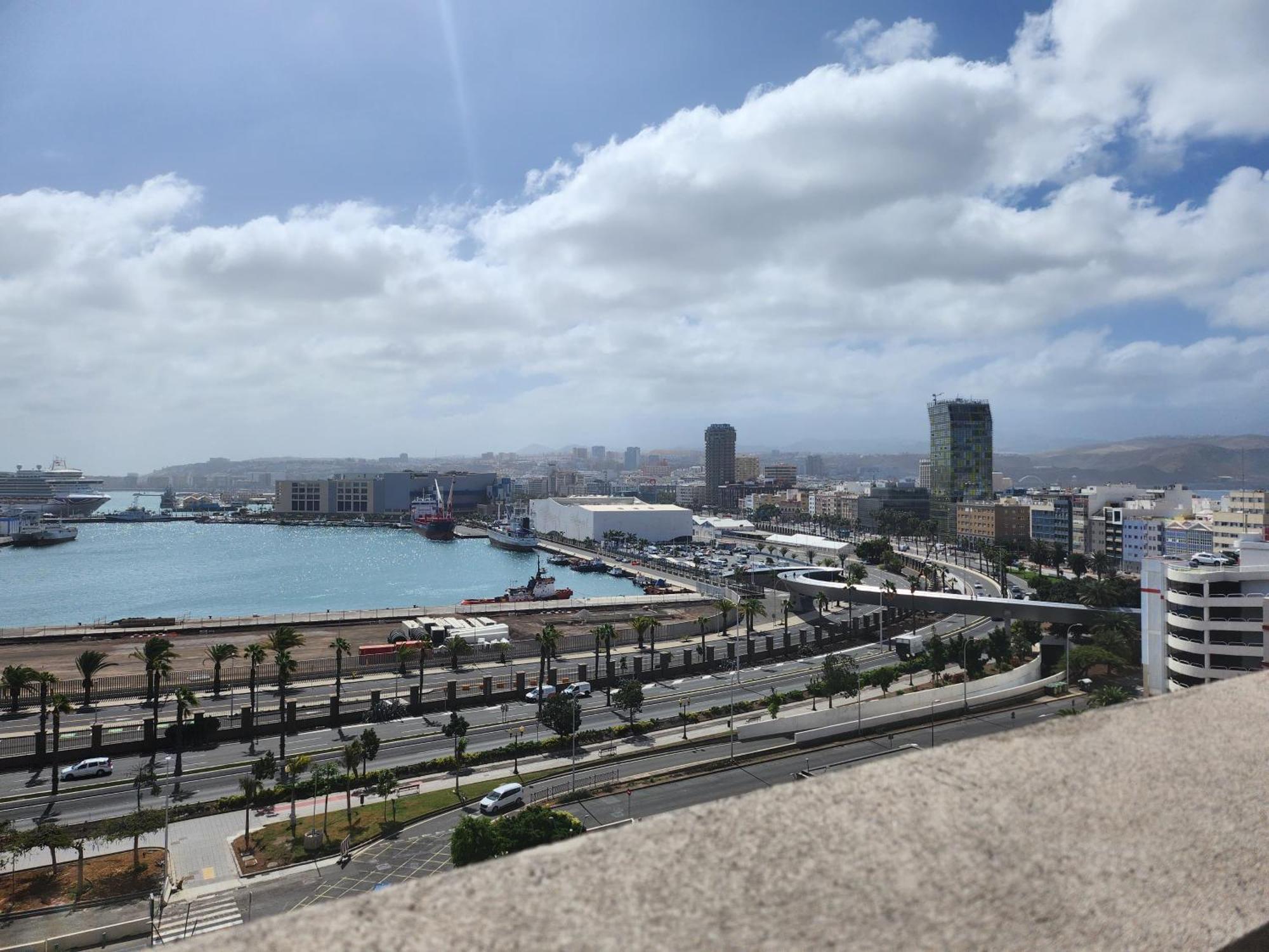Puerto De La Luz By Pierre & Las Palmas de Gran Canária