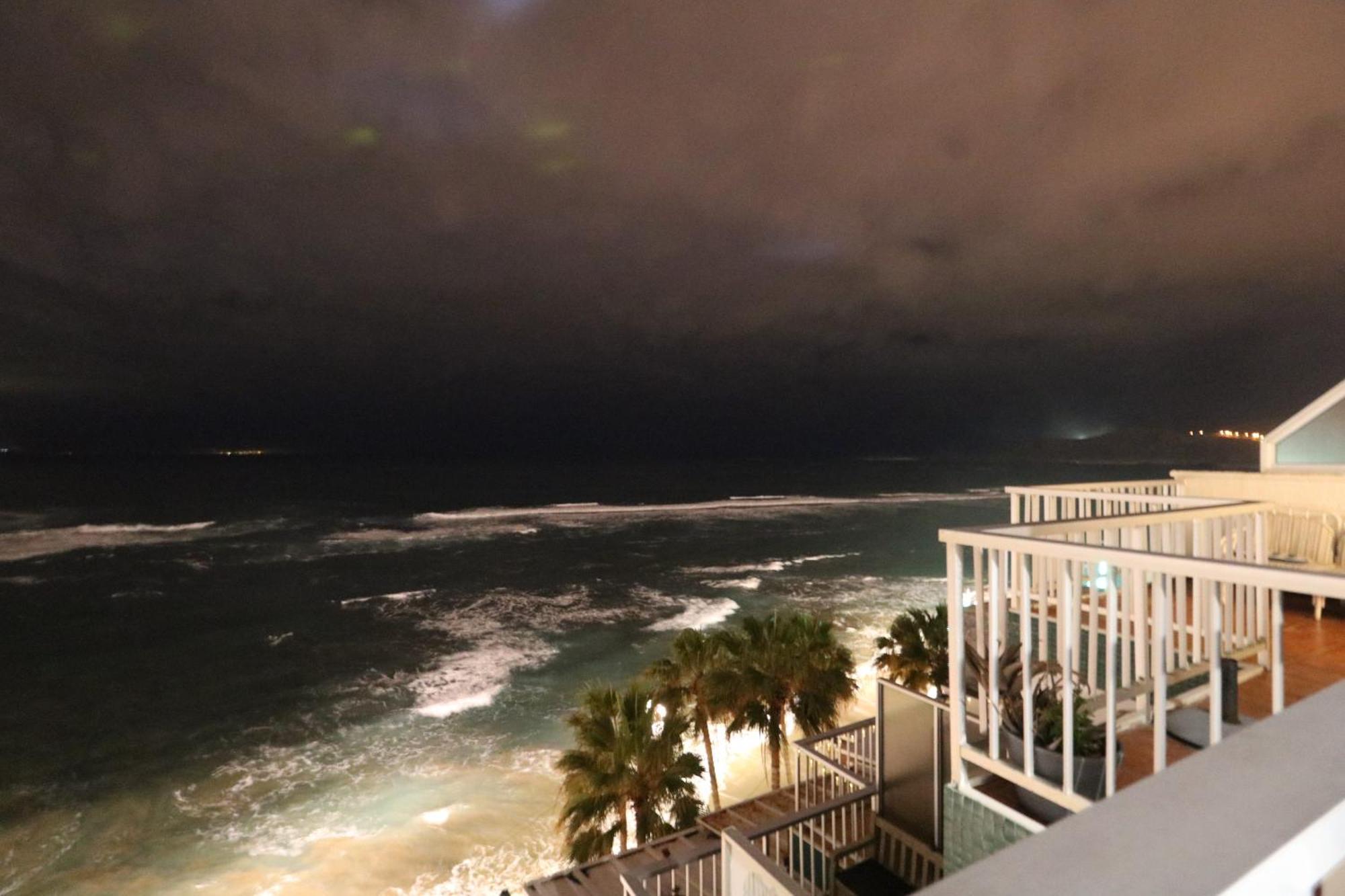 Skyline Beachfront Retreat Apartment *