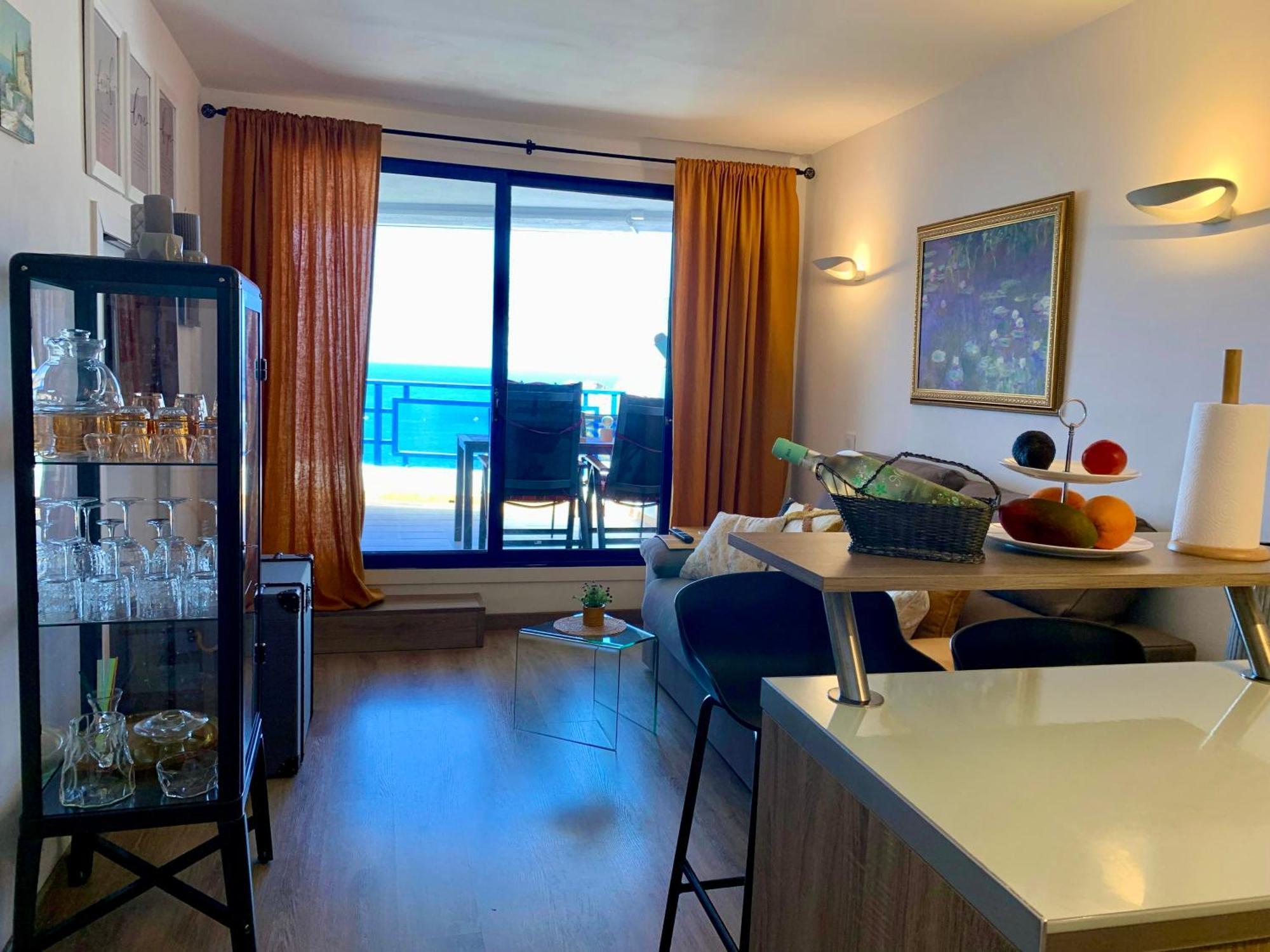 Private With Stunning Ocean Views And Sunset. Apartment