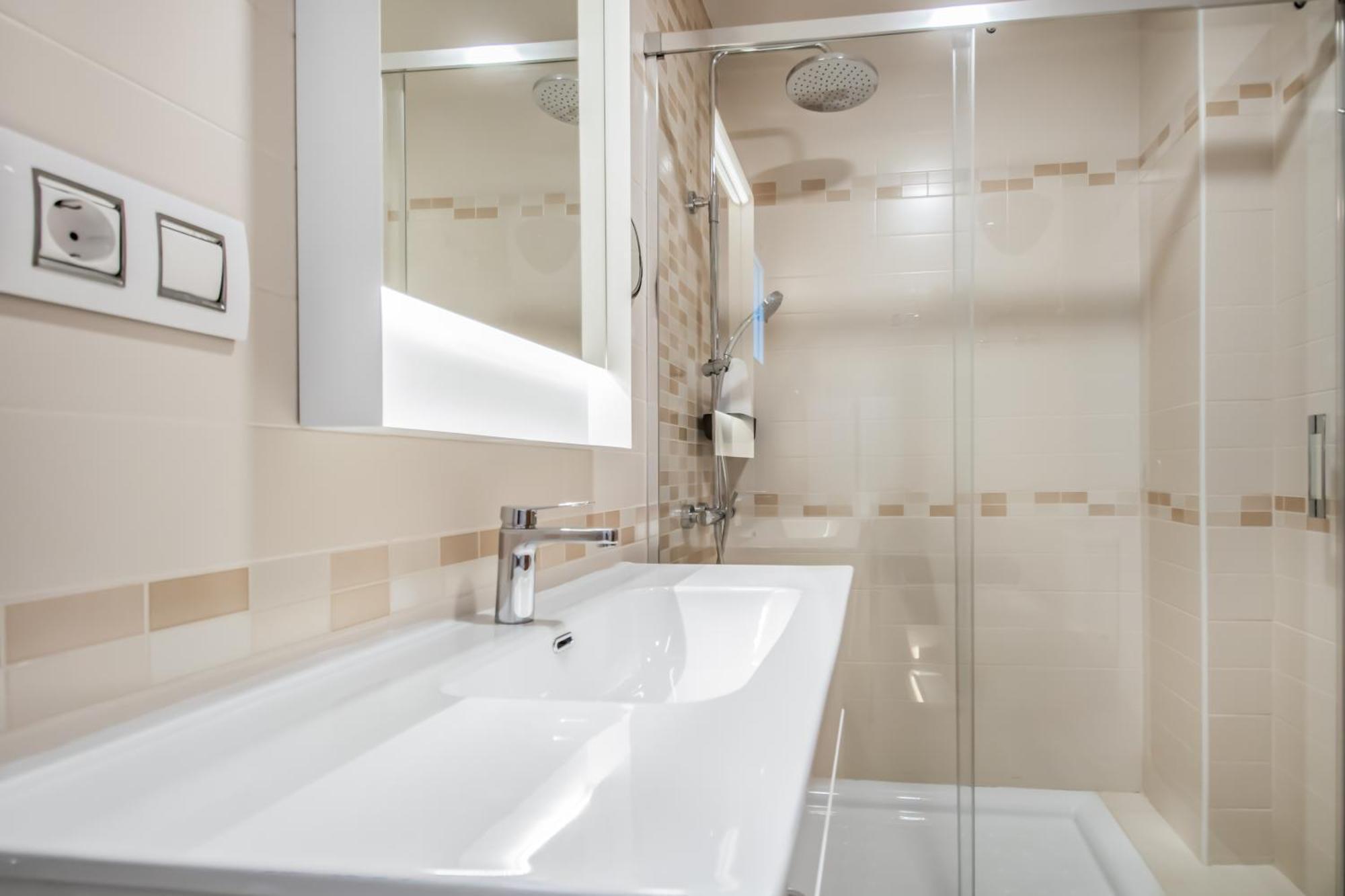 Shine Apartment *