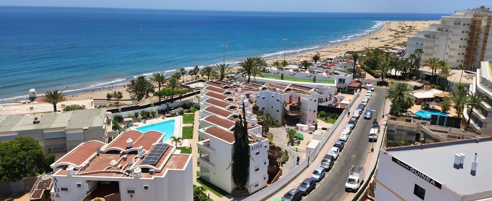 Playa Del Ingles. Al Lado Del Oceano *