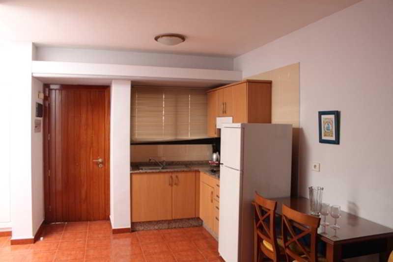 Apartamentos Amadores Beach Apartment *