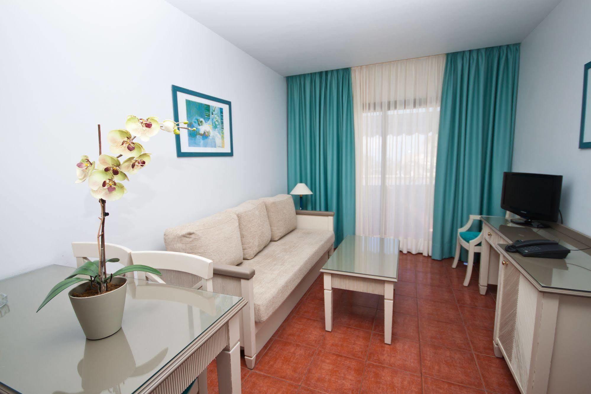 Apartamentos Amadores Beach Apartment