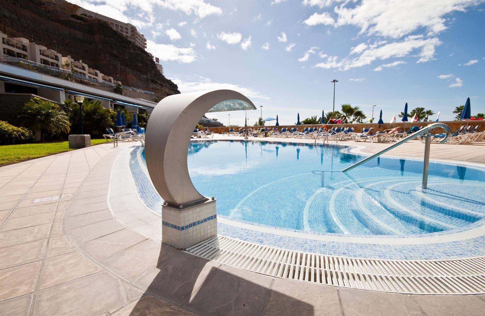 Apartamentos Amadores Beach Apartment