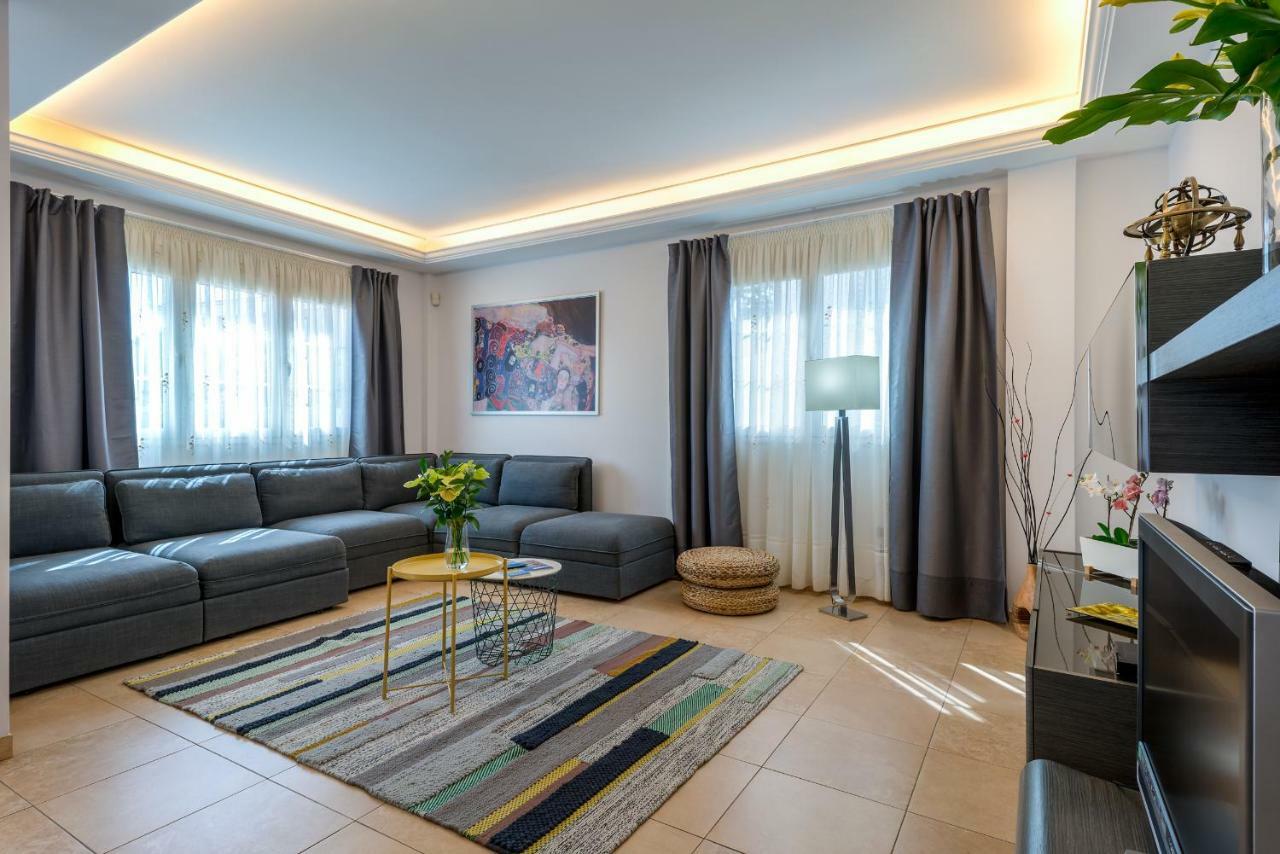 Villa, Private Heated Pool And Jacuzzi . Villa