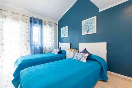 Lidia & Paco Two Bedrooms Beachfront Holiday home *