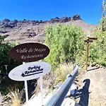 Historica Casa Con Vistas Al Jardin De Cactus Y Montanas