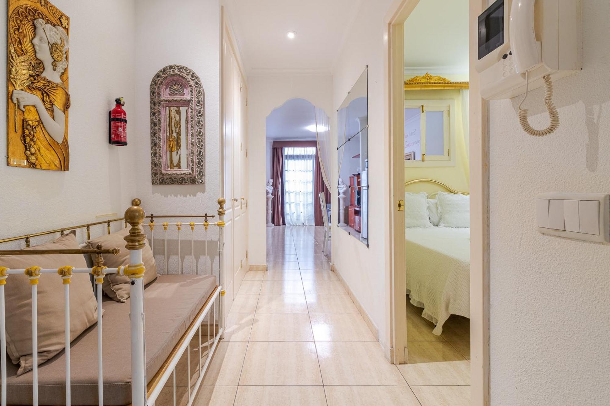Flatguest - Flat With Art Apartment