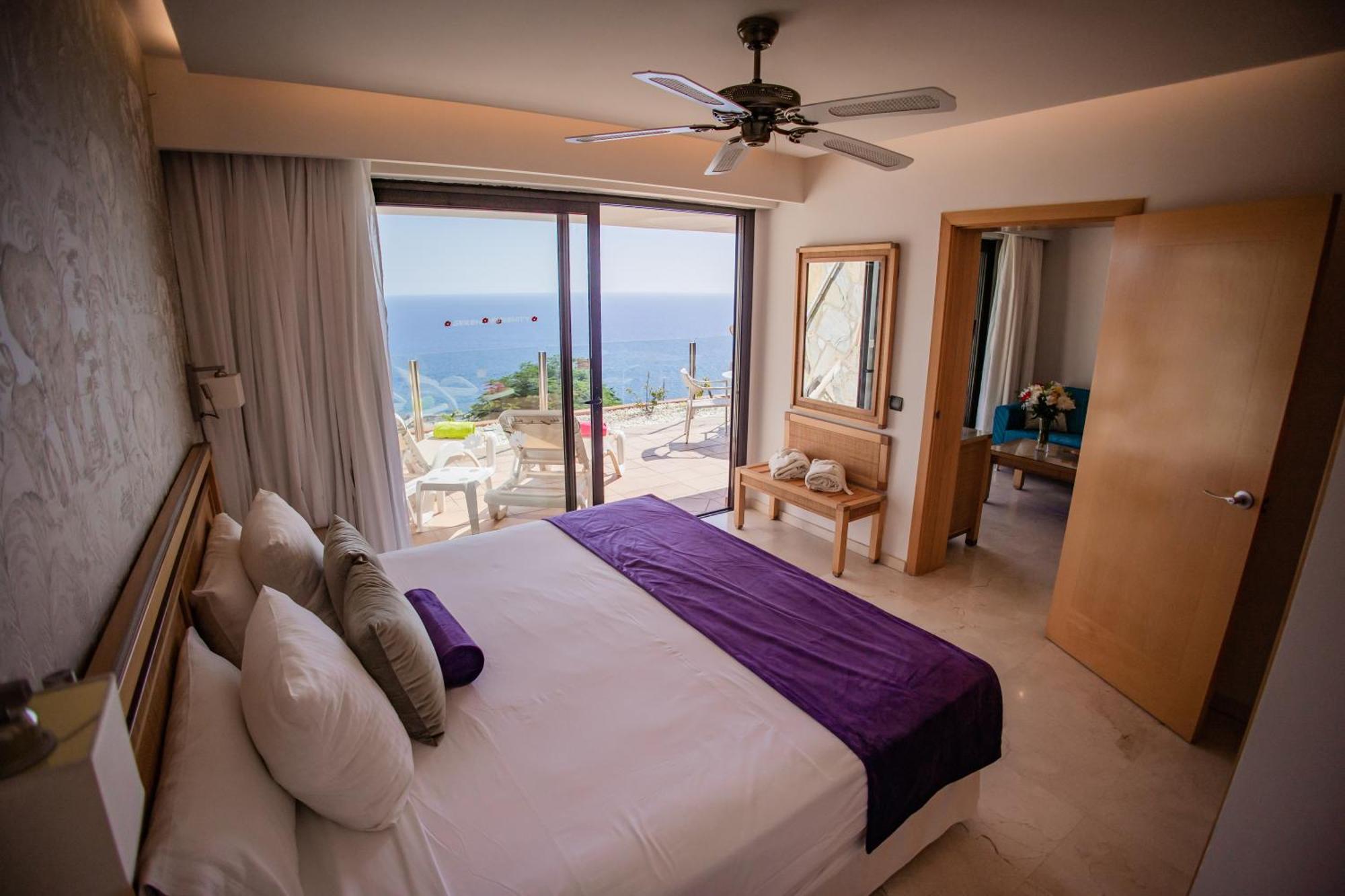 Serenity Amadores Aparthotel 3*