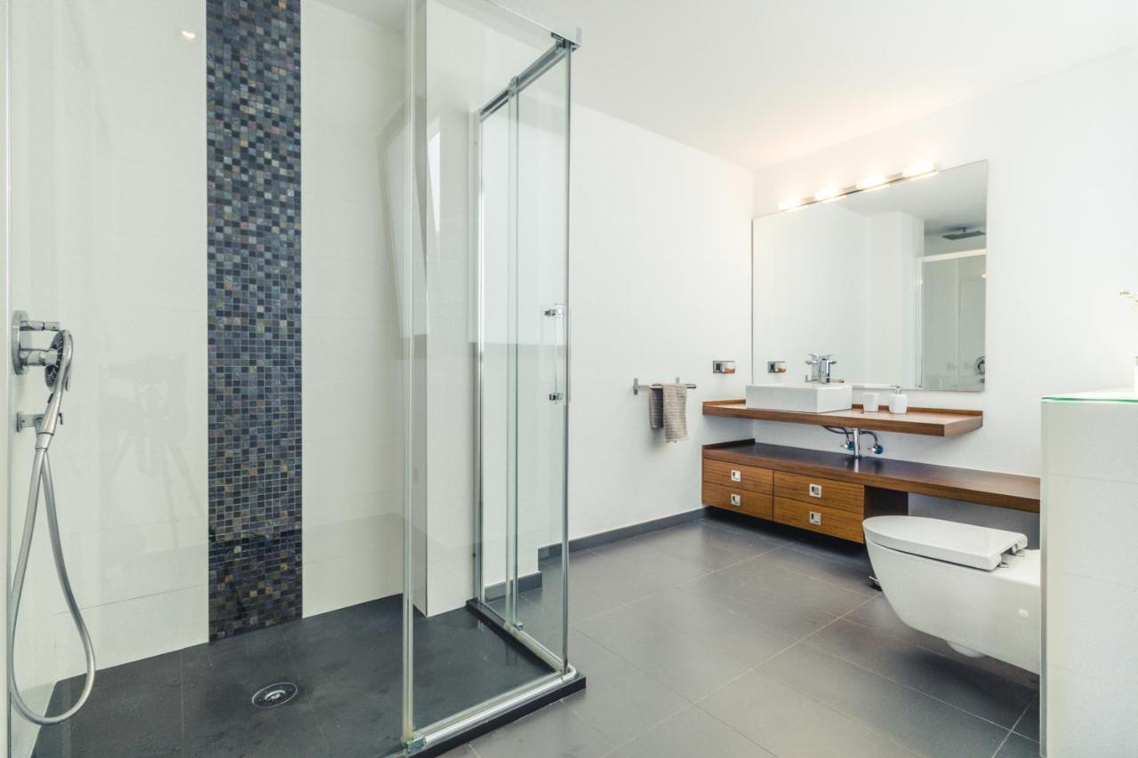 Views Avenue Apartment